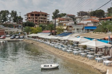 Chalkidiki, orta Makedonya, Yunanistan - 25 Ağustos 2014: Sahil Panorama, kasaba, Neos Marmaras Sithonia Yarımadası, Chalkidiki, Yunanistan