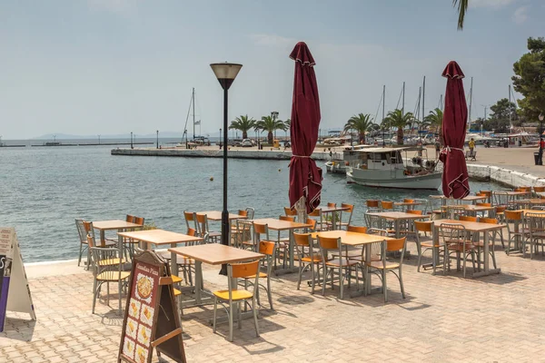 Chalkidiki, orta Makedonya, Yunanistan - 25 Ağustos 2014: Sahil Panorama, kasaba, Neos Marmaras Sithonia Yarımadası, Chalkidiki, Yunanistan