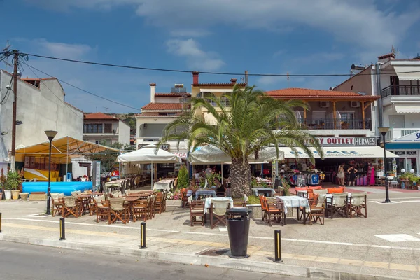 CHALKIDIKI, MACEDONIA CENTRALE, GRECIA - 25 AGOSTO 2014: Panorama della costa della città di Neos Marmaras nella penisola di Sithonia, Calcidica, Grecia — Foto Stock