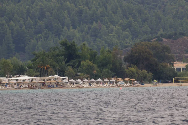 CHALKIDIKI, MACÉDOINE CENTRALE, GRÈCE - 25 AOÛT 2014 : Panorama du littoral de la ville de Neos Marmaras à la péninsule de Sithonie, Chalcidique, Grèce — Photo