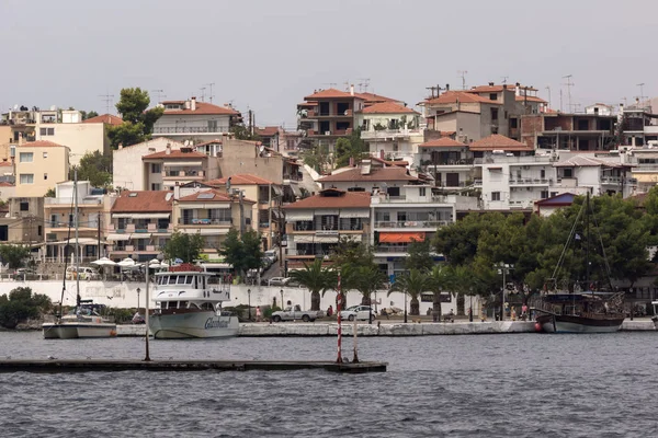 CHALKIDIKI, CENTRAL MACEDONIA, GREECE - AUGUST 25, 2014: Panorama of Coastline of town of Neos Marmaras at Sithonia peninsula, Chalkidiki,  Greece — Stock Photo, Image