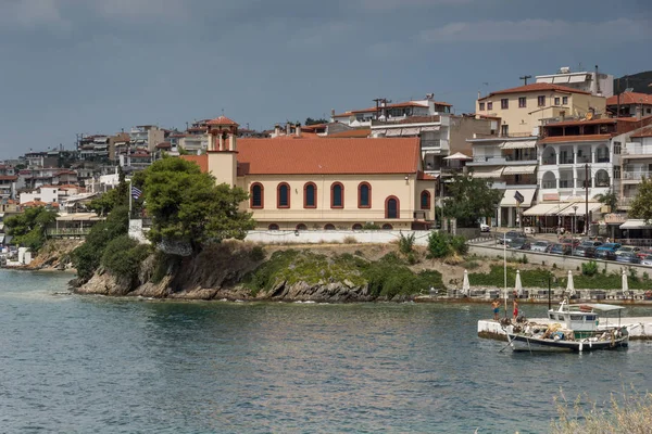 Chalkidiki，中央马其顿，希腊-2014 年 8 月 25 日： 海岸线全景的城镇的近地物体新马尔马拉斯，希臘遮阳伞和半岛 — 图库照片