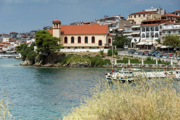 CHALKIDIKI, MACEDONIA CENTRAL, GRECIA - 25 DE AGOSTO DE 2014: Panorama de la costa de la ciudad de Neos Marmaras en la península de Sithonia, Chalkidiki, Grecia — Foto de Stock