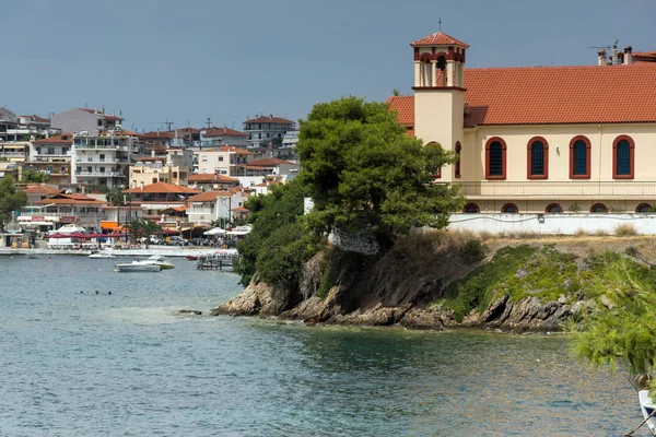 Chalkidiki, orta Makedonya, Yunanistan - 25 Ağustos 2014: Sahil Panorama, kasaba, Neos Marmaras Sithonia Yarımadası, Chalkidiki, Yunanistan