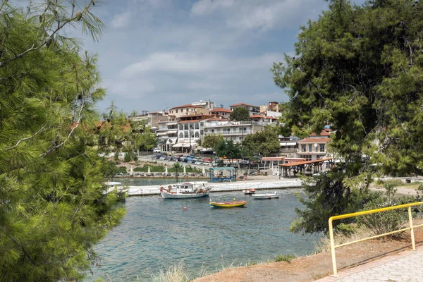 Chalkidiki, orta Makedonya, Yunanistan - 25 Ağustos 2014: Sahil Panorama, kasaba, Neos Marmaras Sithonia Yarımadası, Chalkidiki, Yunanistan