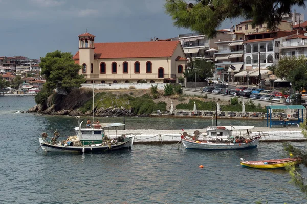 CHALKIDIKI, CENTRAL MACEDONIA, GREECE - AUGUST 25, 2014: Panorama of Coastline of town of Neos Marmaras at Sithonia peninsula, Chalkidiki,  Greece — Stock Photo, Image