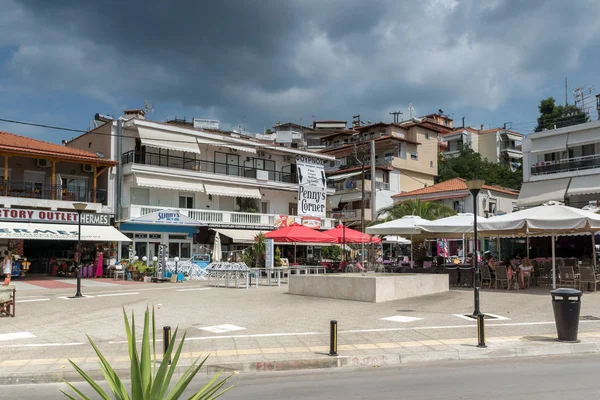 CHALKIDIKI, MACEDONIA CENTRALE, GRECIA - 25 AGOSTO 2014: Panorama della costa della città di Neos Marmaras nella penisola di Sithonia, Calcidica, Grecia — Foto Stock