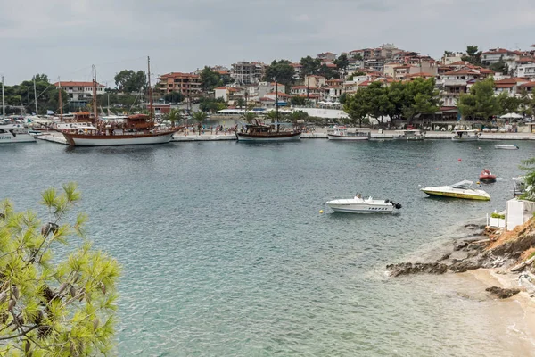 CHALKIDIKI, MACÉDOINE CENTRALE, GRÈCE - 25 AOÛT 2014 : Panorama du littoral de la ville de Neos Marmaras à la péninsule de Sithonie, Chalcidique, Grèce — Photo