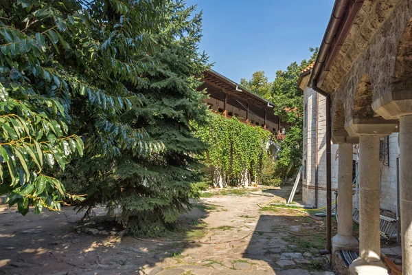 Bachkovo kloster, Bulgarien - 23 augusti 2017: Panoramautsikt över medeltida klostret i Bachkovo, — Stockfoto