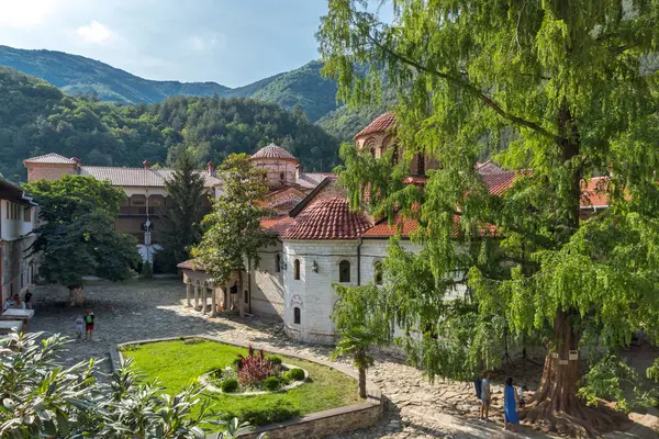 Bachkovo klooster, Bulgarije - 23 augustus 2017: Panorama van van middeleeuwse Bachkovo klooster, — Stockfoto