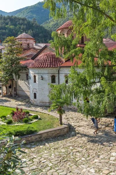 Bachkovo kolostor, Bulgária - 2017. augusztus 23.: Panorámás kilátás a középkori Bachkovo Manastir, — Stock Fotó