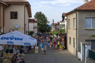 Chernomorets, Bulgaristan - 16 Ağustos 2017: Chernomorets Köyü, Burgaz bölge tipik Caddesi