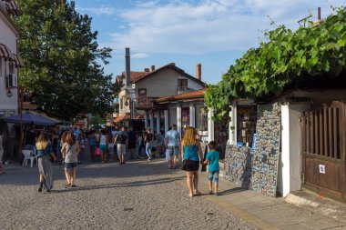 Chernomorets, Bulgaristan - 16 Ağustos 2017: Chernomorets Köyü, Burgaz bölge tipik Caddesi