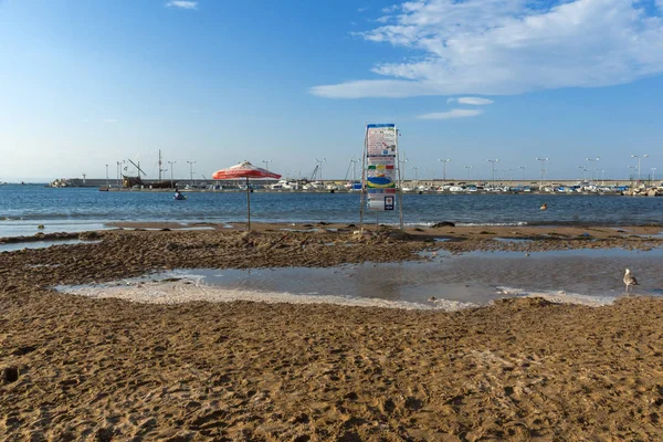 Chernomorets, Bulgarien - 16 augusti 2017: Seascape över hamnen och stranden i Chernomorets, Burgas regionen — Stockfoto