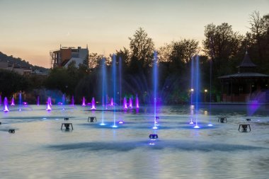 Plovdiv, Bulgaristan - 3 Eylül 2016: Gece panorama şarkı çeşmeler şehir Plovdiv