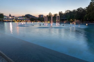 Plovdiv, Bulgaristan - 3 Eylül 2016: Gece panorama şarkı çeşmeler şehir Plovdiv