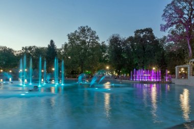 Plovdiv, Bulgaristan - 3 Eylül 2016: Gece panorama şarkı çeşmeler şehir Plovdiv