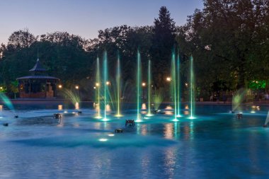 Plovdiv, Bulgaristan - 3 Eylül 2016: Gece panorama şarkı çeşmeler şehir Plovdiv