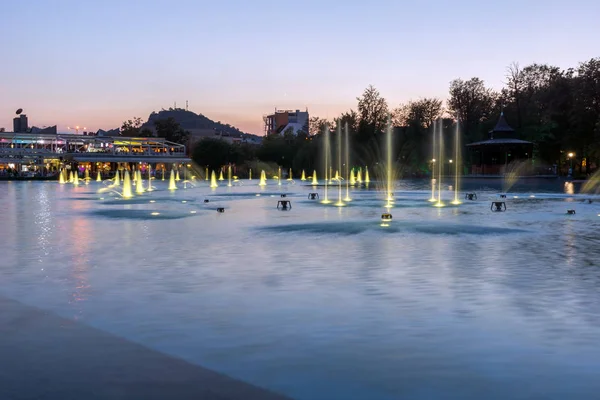 PLOVDIV, BULGÁRIA - SETEMBRO 3, 2016: Panorama noturno das Fontes Cantoras na Cidade de Plovdiv — Fotografia de Stock