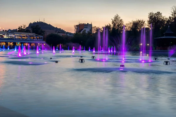 Plovdiv, Bulgaristan - 3 Eylül 2016: Gece panorama şarkı çeşmeler şehir Plovdiv