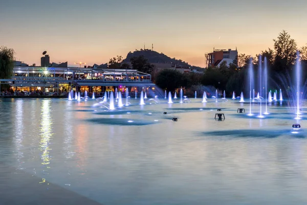 Plovdiv, Bulgaristan - 3 Eylül 2016: Gece panorama şarkı çeşmeler şehir Plovdiv