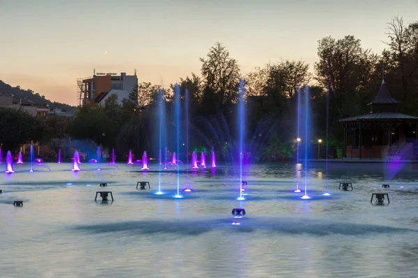 Plovdiv, Bulgaristan - 3 Eylül 2016: Gece panorama şarkı çeşmeler şehir Plovdiv