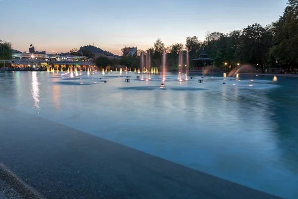 Plovdiv, Bulgaristan - 3 Eylül 2016: Gece panorama şarkı çeşmeler şehir Plovdiv