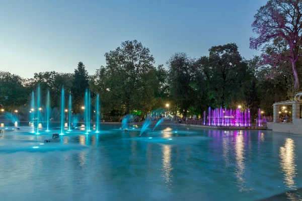Plovdiv, Bulgaristan - 3 Eylül 2016: Gece panorama şarkı çeşmeler şehir Plovdiv