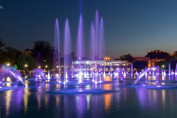 PLOVDIV, BULGARIA - 3 SETTEMBRE 2016: Panorama notturno delle fontane cantanti nella città di Plovdiv — Foto Stock