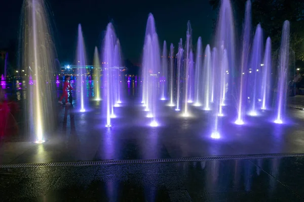 PLOVDIV, BULGARIA - 3 SETTEMBRE 2016: Panorama notturno delle fontane cantanti nella città di Plovdiv — Foto Stock
