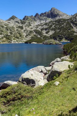 Büyük Valyavishko Gölü ve Dzhangal tepe, Pirin Dağı ile muhteşem manzara