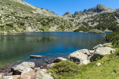 Büyük Valyavishko Gölü ve Dzhangal tepe, Pirin Dağı ile muhteşem manzara