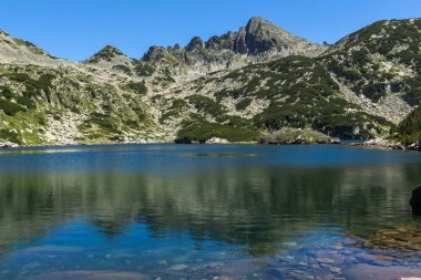 Büyük Valyavishko Gölü ve Dzhangal tepe, Pirin Dağı ile muhteşem manzara