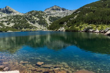 Büyük Valyavishko Gölü ve Momini Dvori tepe, Pirin Dağı ile muhteşem manzara