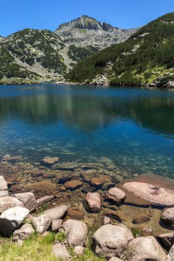 Büyük Valyavishko Gölü ve Momini Dvori tepe, Pirin Dağı ile muhteşem manzara