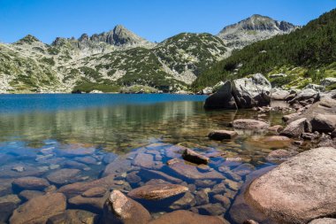 Büyük Valyavishko Gölü ve Dzhangal tepe, Pirin Dağı ile muhteşem manzara