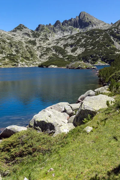 Verbazingwekkende landschap met Big Valyavishko Lake en Dzhangal piek, Pirin-gebergte — Stockfoto