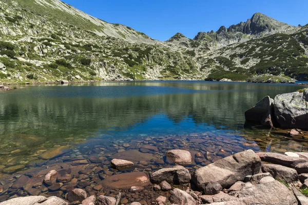 Paysage étonnant avec grand lac Valyavishko et pic Dzhangal, montagne Pirin — Photo