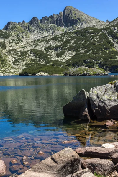 Verbazingwekkende landschap met Big Valyavishko Lake en Dzhangal piek, Pirin-gebergte — Stockfoto