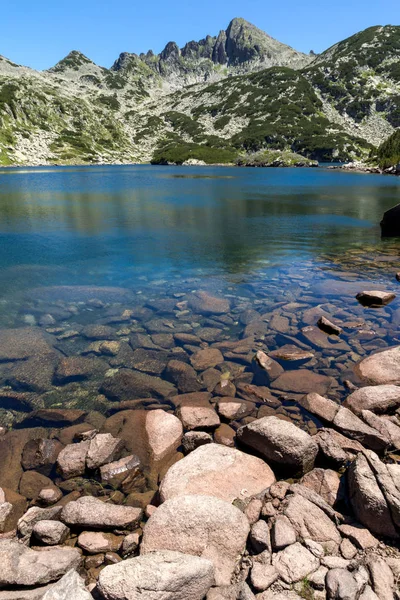 Hämmästyttävä maisema iso Valyavishko järvi ja Dzhangal huippu, Pirin Mountain — kuvapankkivalokuva