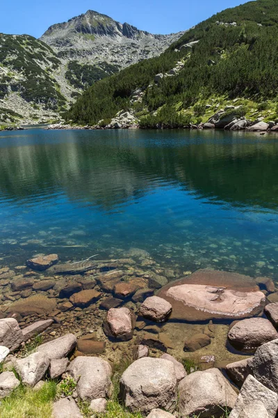 Amazing Landscape dengan Big Valyavishko Lake dan Momini Dvori puncak, Pirin Gunung — Stok Foto