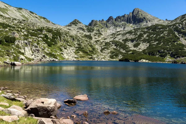 Atemberaubende Landschaft mit großem Waljawischko-See und Dzhangal-Gipfel, Pirin-Gebirge — Stockfoto