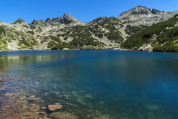 Atemberaubende Landschaft mit großem Waljawischko-See und Dzhangal-Gipfel, Pirin-Gebirge — Stockfoto