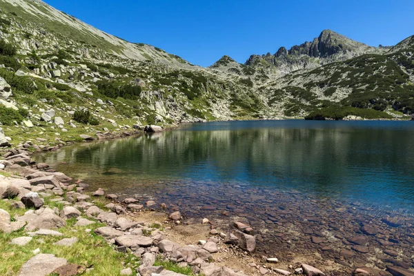 Amazing Landscape dengan Big Valyavishko Lake dan puncak Dzhangal, Pirin Mountain — Stok Foto