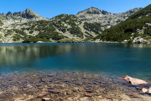 Paisagem incrível com grande lago Valyavishko e Dzhangal pico, Pirin Mountain — Fotografia de Stock