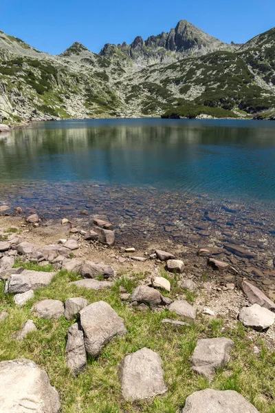 Amazing Landscape dengan Big Valyavishko Lake dan puncak Dzhangal, Pirin Mountain — Stok Foto