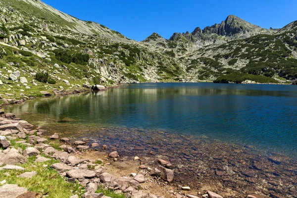Paysage étonnant avec grand lac Valyavishko et pic Dzhangal, montagne Pirin — Photo