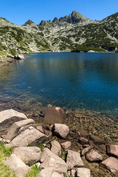 Verbazingwekkende landschap met Big Valyavishko Lake en Dzhangal piek, Pirin-gebergte — Stockfoto