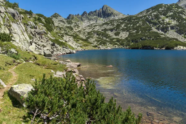 Paisagem incrível com grande lago Valyavishko e Dzhangal pico, Pirin Mountain — Fotografia de Stock