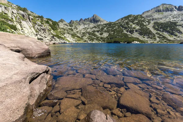 Increíble paisaje con gran lago Valyavishko y pico Dzhangal, montaña Pirin — Foto de Stock